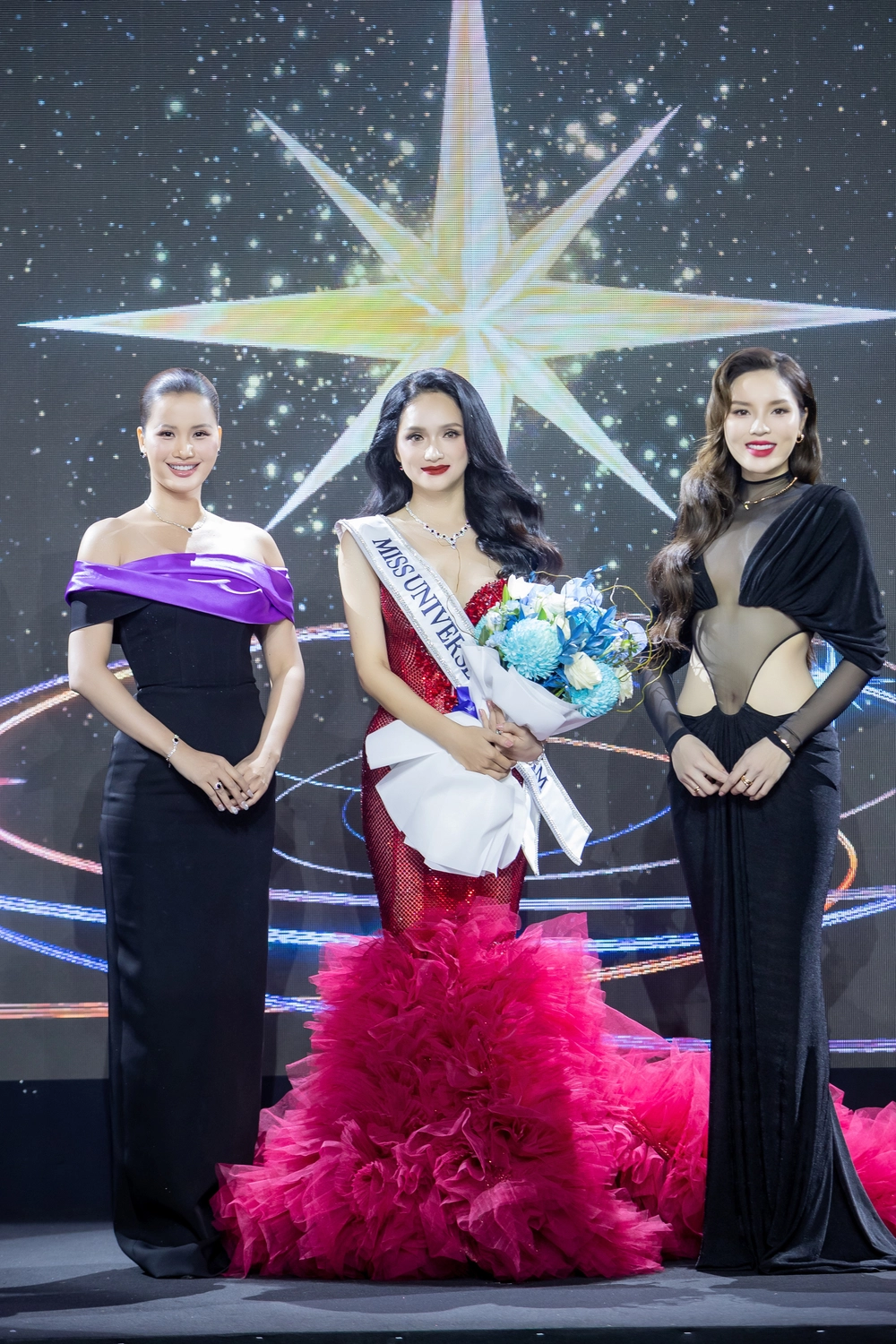 Hương Giang nhận sash, được fan tiễn sang Thái "chiến" Miss Universe - Ảnh 2. Hương Giang nhận sash, được fan tiễn sang Thái "chiến" Miss Universe - Ảnh 2.