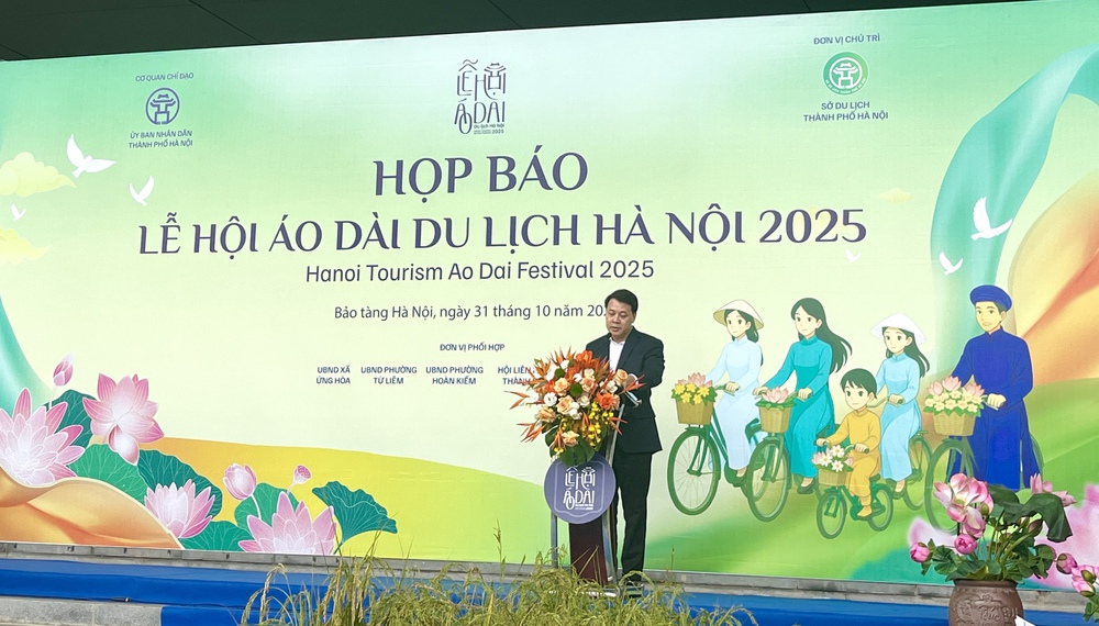 Hơn 1.000 người mặc áo dài diễu hành quanh Hồ Gươm tại Lễ hội Áo dài Du lịch Hà Nội 2025 - Ảnh 1. Hơn 1.000 người mặc áo dài diễu hành quanh Hồ Gươm tại Lễ hội Áo dài Du lịch Hà Nội 2025 - Ảnh 1.