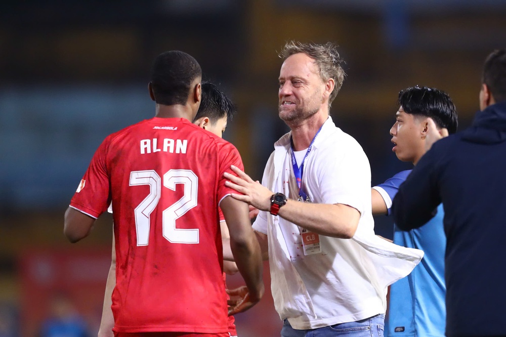 HLV Polking tiết lộ lý do xoay tua đội hình CAHN - Ảnh 1.