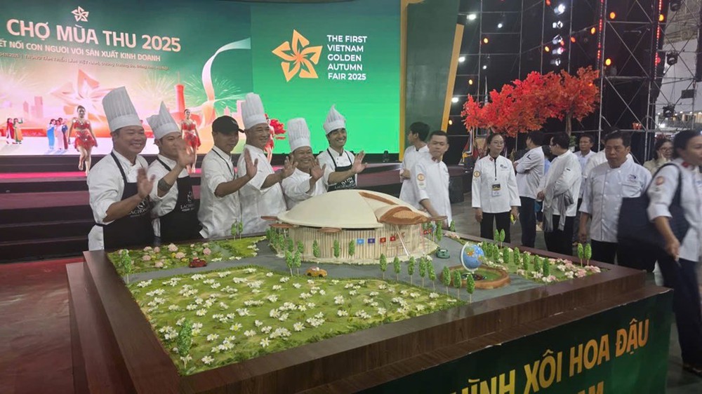 Chiêm ngưỡng tranh xôi hoa đậu kỷ lục: Khi hạt nếp hóa thành kiến trúc - Ảnh 1. Chiêm ngưỡng tranh xôi hoa đậu kỷ lục: Khi hạt nếp hóa thành kiến trúc - Ảnh 1.