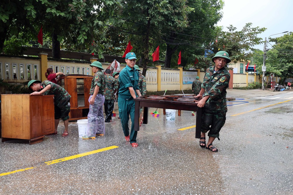 Các lực lượng vũ trang Đà Nẵng hỗ trợ người dân vùng cao dọn dẹp sau lũ - Ảnh 3. Các lực lượng vũ trang Đà Nẵng hỗ trợ người dân vùng cao dọn dẹp sau lũ - Ảnh 3.