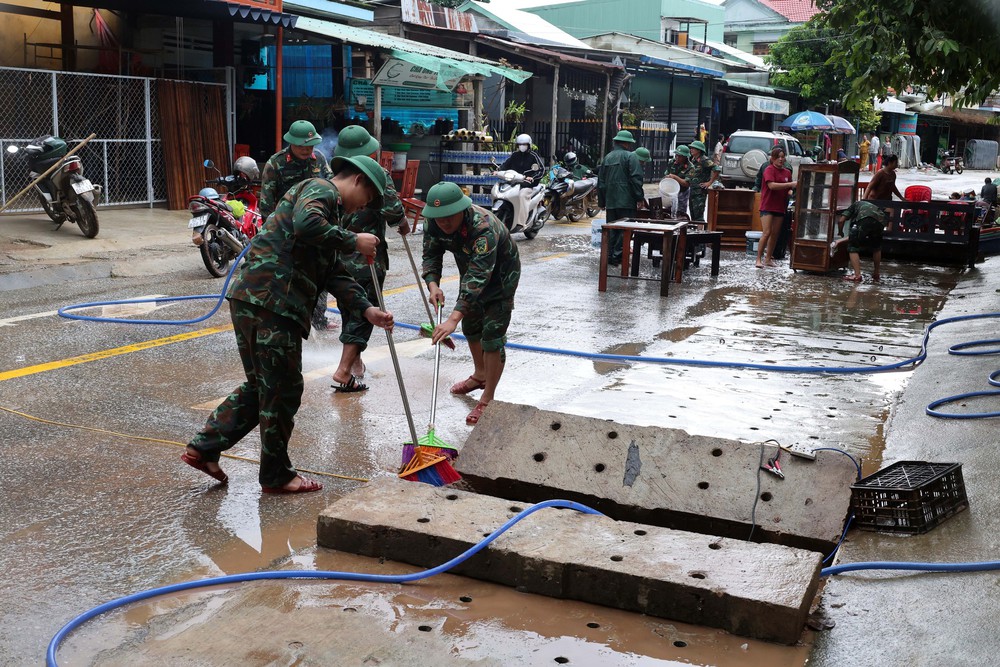 Các lực lượng vũ trang Đà Nẵng hỗ trợ người dân vùng cao dọn dẹp sau lũ - Ảnh 2. Các lực lượng vũ trang Đà Nẵng hỗ trợ người dân vùng cao dọn dẹp sau lũ - Ảnh 2.