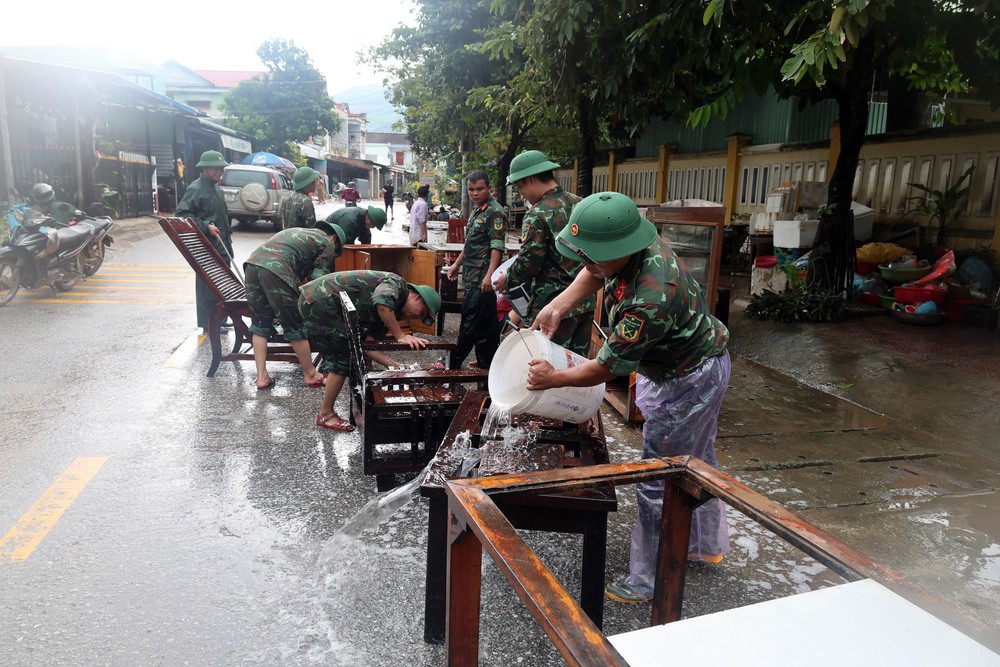 Các lực lượng vũ trang Đà Nẵng hỗ trợ người dân vùng cao dọn dẹp sau lũ - Ảnh 1. Các lực lượng vũ trang Đà Nẵng hỗ trợ người dân vùng cao dọn dẹp sau lũ - Ảnh 1.