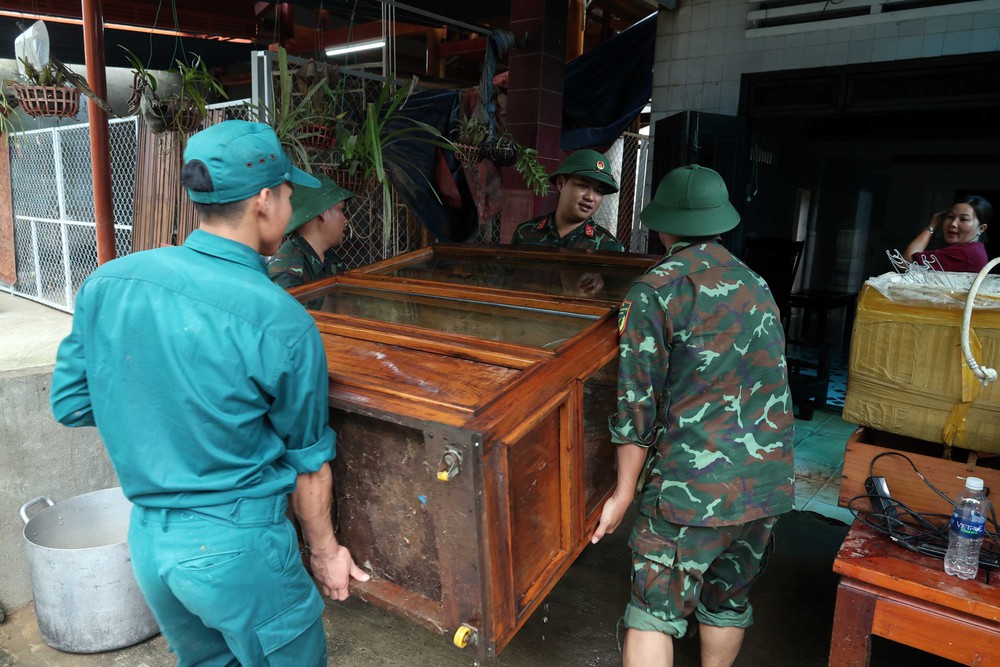 Các lực lượng vũ trang Đà Nẵng hỗ trợ người dân vùng cao dọn dẹp sau lũ - Ảnh 4. Các lực lượng vũ trang Đà Nẵng hỗ trợ người dân vùng cao dọn dẹp sau lũ - Ảnh 4.