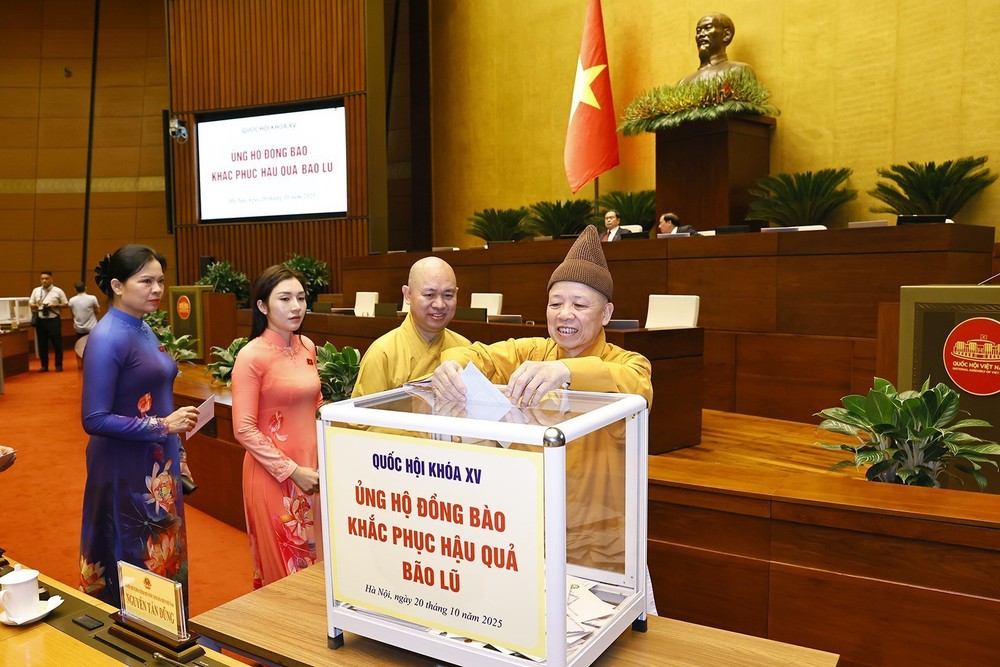 Tiếp tục vận động, ủng hộ đồng bào bị thiệt hại do cơn bão số 11, 12 và mưa lũ gây ra - Ảnh 1. Tiếp tục vận động, ủng hộ đồng bào bị thiệt hại do cơn bão số 11, 12 và mưa lũ gây ra - Ảnh 1.