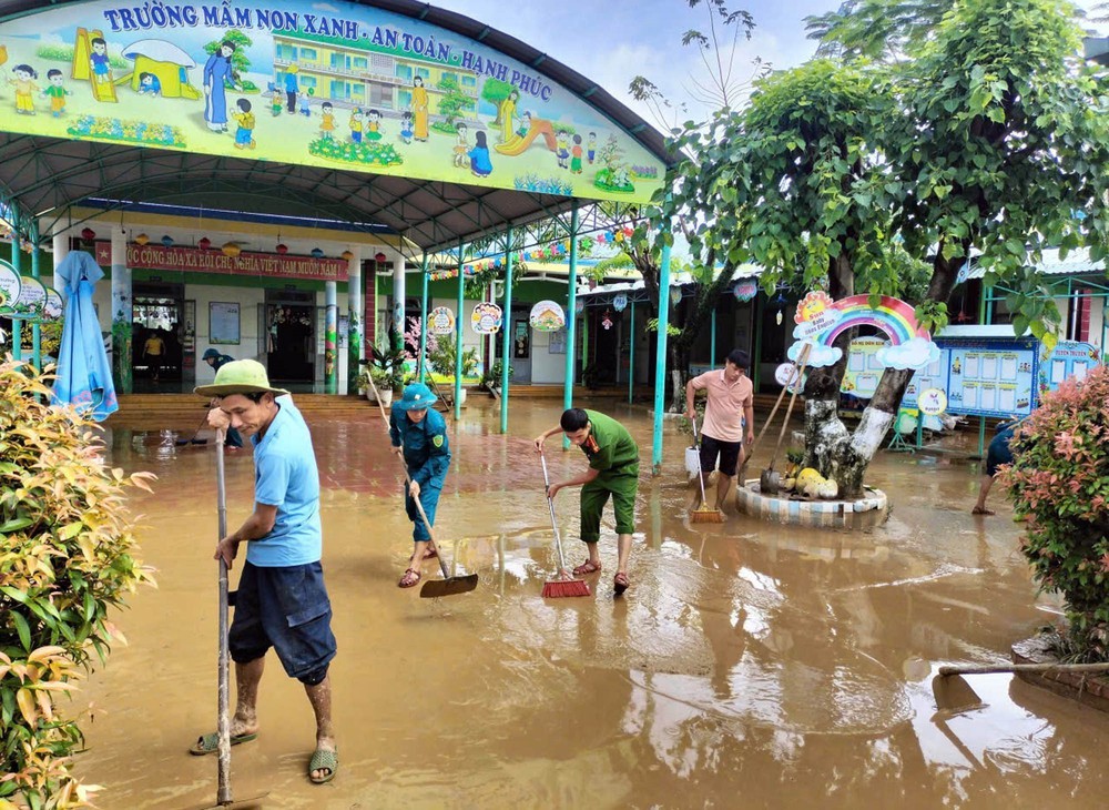 Phố cổ Hội An khẩn trương dọn dẹp hậu quả mưa lũ - Ảnh 1. Phố cổ Hội An khẩn trương dọn dẹp hậu quả mưa lũ - Ảnh 1.