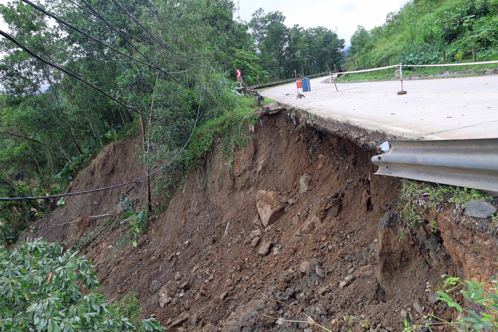 Dồn lực khắc phục hậu quả mưa lũ miền Trung, sẵn sàng ứng phó đợt mưa lớn mới - Ảnh 4. Dồn lực khắc phục hậu quả mưa lũ miền Trung, sẵn sàng ứng phó đợt mưa lớn mới - Ảnh 4.