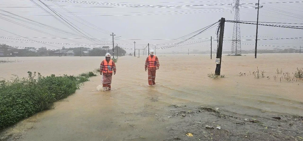 Dồn lực khắc phục hậu quả mưa lũ miền Trung, sẵn sàng ứng phó đợt mưa lớn mới - Ảnh 2. Dồn lực khắc phục hậu quả mưa lũ miền Trung, sẵn sàng ứng phó đợt mưa lớn mới - Ảnh 2.