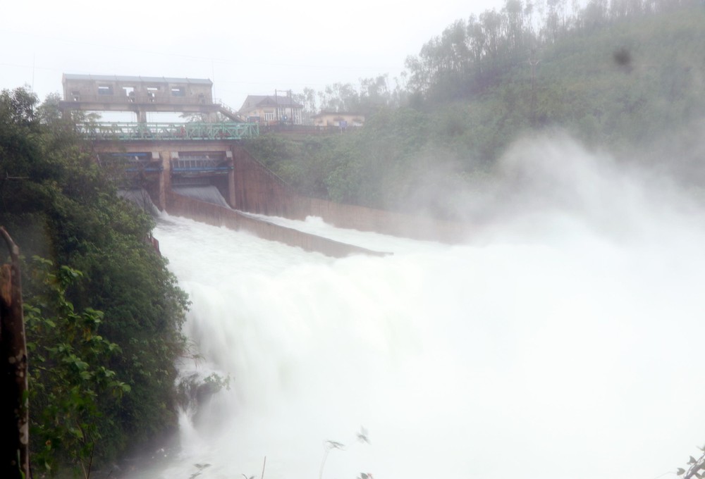 Hà Tĩnh chủ động xã lũ bảo đảm an toàn hồ, đập  - Ảnh 1. Hà Tĩnh chủ động xã lũ bảo đảm an toàn hồ, đập  - Ảnh 1.