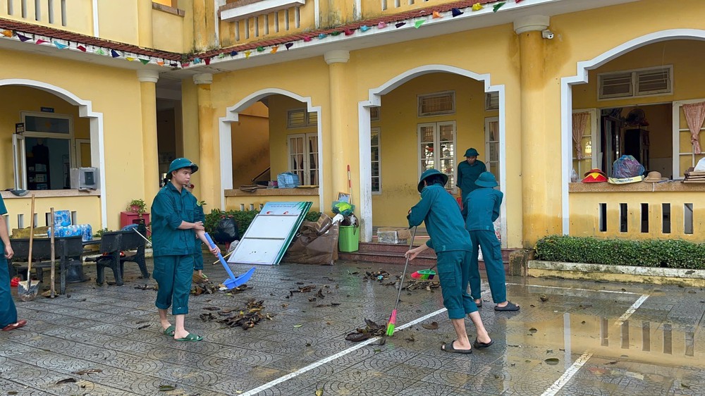 Huế huy động tổng lực các đơn vị đoàn thể hỗ trợ vệ sinh các trường học - Ảnh 7. Huế huy động tổng lực các đơn vị đoàn thể hỗ trợ vệ sinh các trường học - Ảnh 7.