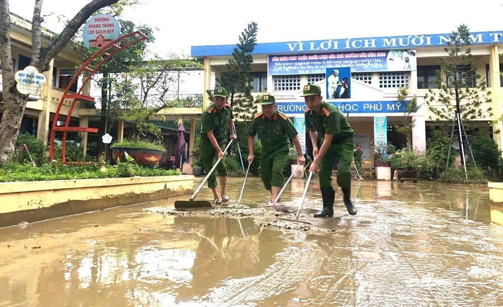 Huế huy động tổng lực các đơn vị đoàn thể hỗ trợ vệ sinh các trường học - Ảnh 6. Huế huy động tổng lực các đơn vị đoàn thể hỗ trợ vệ sinh các trường học - Ảnh 6.