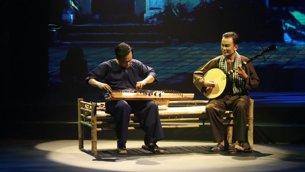 Lan tỏa nghệ thuật đờn ca tài tử thông qua chương trình nghệ thuật “Viễn Châu-Lời thương trên phím đàn” - Ảnh 2. Lan tỏa nghệ thuật đờn ca tài tử thông qua chương trình nghệ thuật “Viễn Châu-Lời thương trên phím đàn” - Ảnh 2.