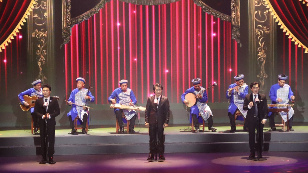 Lan tỏa nghệ thuật đờn ca tài tử thông qua chương trình nghệ thuật “Viễn Châu-Lời thương trên phím đàn” - Ảnh 3. Lan tỏa nghệ thuật đờn ca tài tử thông qua chương trình nghệ thuật “Viễn Châu-Lời thương trên phím đàn” - Ảnh 3.