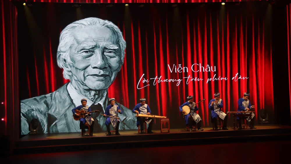 Lan tỏa nghệ thuật đờn ca tài tử thông qua chương trình nghệ thuật “Viễn Châu-Lời thương trên phím đàn” - Ảnh 1. Lan tỏa nghệ thuật đờn ca tài tử thông qua chương trình nghệ thuật “Viễn Châu-Lời thương trên phím đàn” - Ảnh 1.