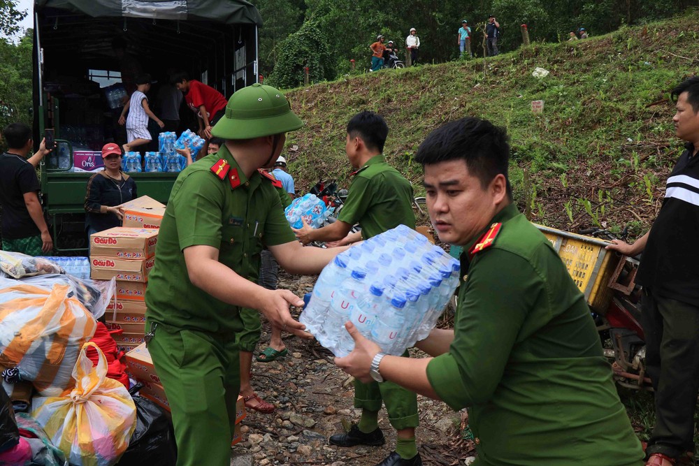 Lực lượng vũ trang Đà Nẵng vận chuyển lương thực tiếp tế cho các hộ dân bị cô lập - Ảnh 5. Lực lượng vũ trang Đà Nẵng vận chuyển lương thực tiếp tế cho các hộ dân bị cô lập - Ảnh 5.