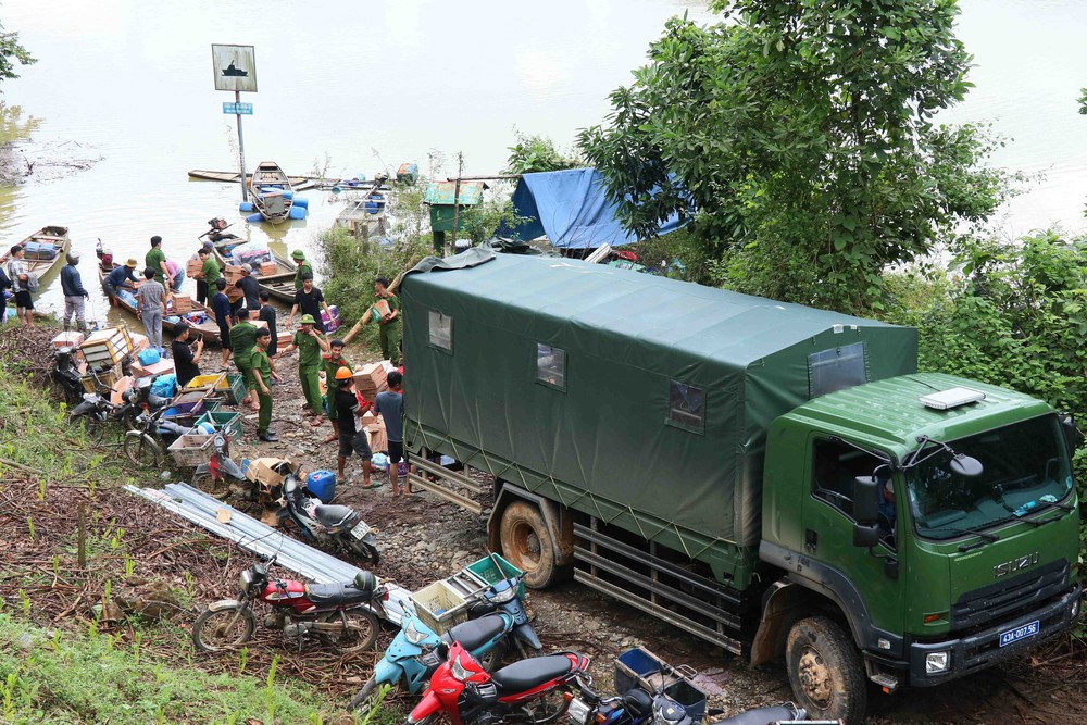 Lực lượng vũ trang Đà Nẵng vận chuyển lương thực tiếp tế cho các hộ dân bị cô lập - Ảnh 6. Lực lượng vũ trang Đà Nẵng vận chuyển lương thực tiếp tế cho các hộ dân bị cô lập - Ảnh 6.