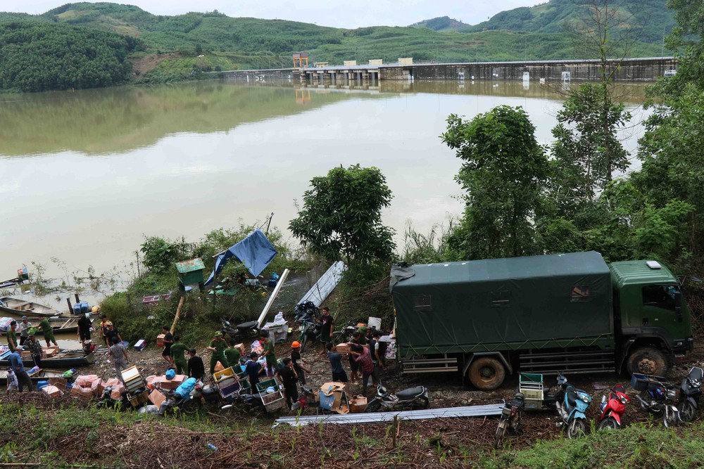 Lực lượng vũ trang Đà Nẵng vận chuyển lương thực tiếp tế cho các hộ dân bị cô lập - Ảnh 1. Lực lượng vũ trang Đà Nẵng vận chuyển lương thực tiếp tế cho các hộ dân bị cô lập - Ảnh 1.