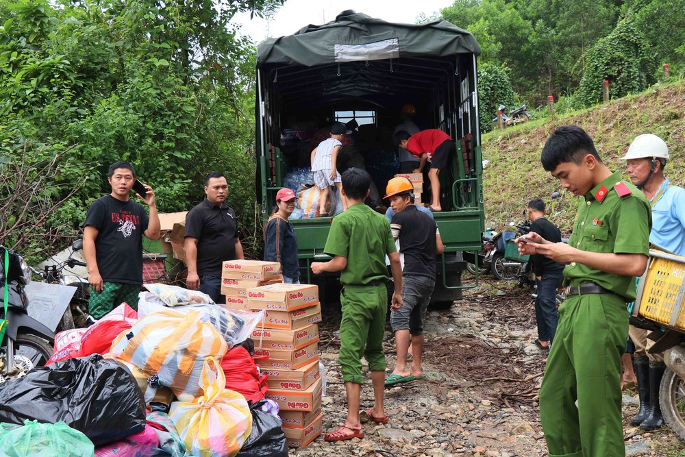 Lực lượng vũ trang Đà Nẵng vận chuyển lương thực tiếp tế cho các hộ dân bị cô lập - Ảnh 4. Lực lượng vũ trang Đà Nẵng vận chuyển lương thực tiếp tế cho các hộ dân bị cô lập - Ảnh 4.
