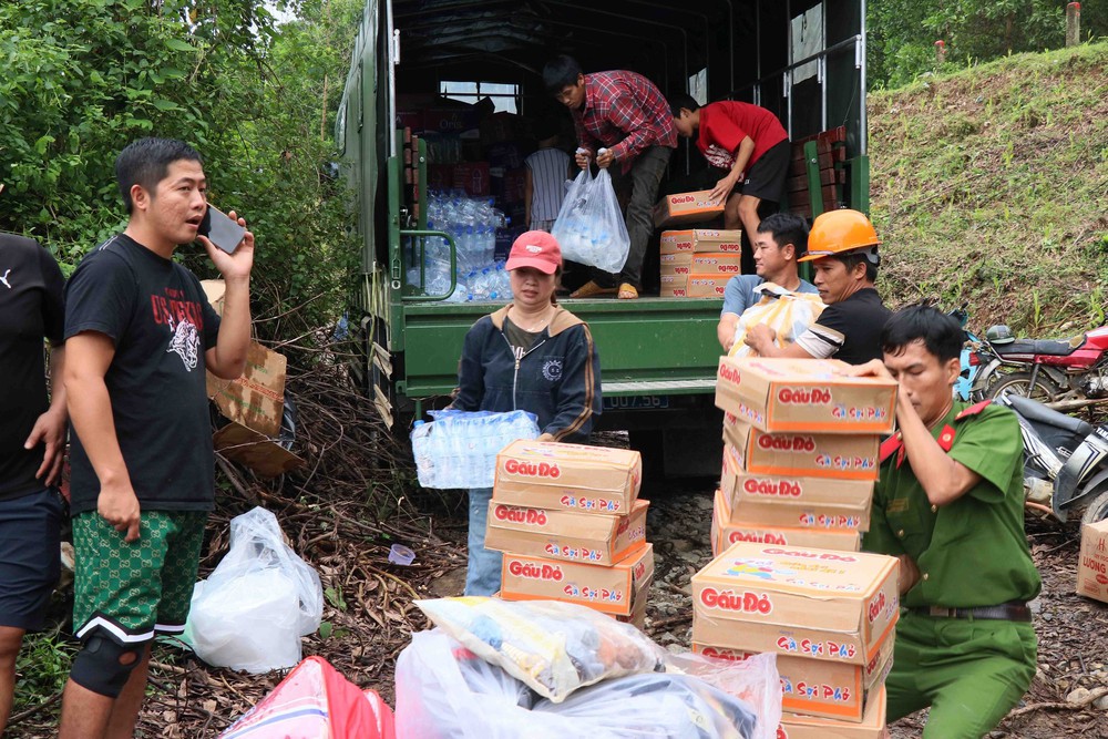 Lực lượng vũ trang Đà Nẵng vận chuyển lương thực tiếp tế cho các hộ dân bị cô lập - Ảnh 2. Lực lượng vũ trang Đà Nẵng vận chuyển lương thực tiếp tế cho các hộ dân bị cô lập - Ảnh 2.