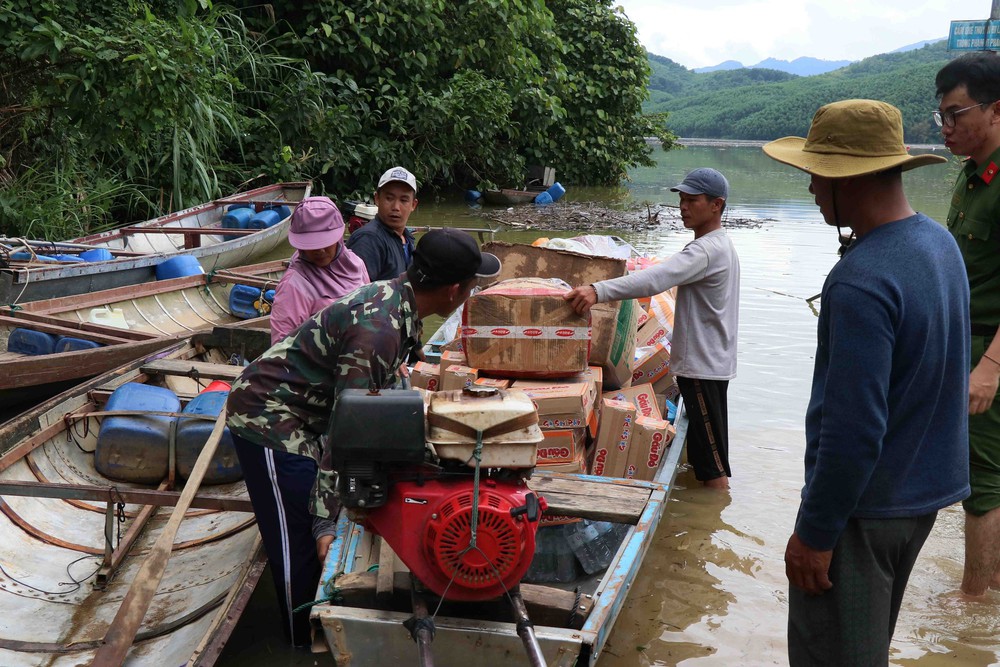 Lực lượng vũ trang Đà Nẵng vận chuyển lương thực tiếp tế cho các hộ dân bị cô lập - Ảnh 7. Lực lượng vũ trang Đà Nẵng vận chuyển lương thực tiếp tế cho các hộ dân bị cô lập - Ảnh 7.