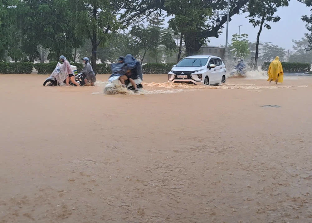 Dồn lực khắc phục hậu quả mưa lũ miền Trung, sẵn sàng ứng phó đợt mưa lớn mới - Ảnh 3. Dồn lực khắc phục hậu quả mưa lũ miền Trung, sẵn sàng ứng phó đợt mưa lớn mới - Ảnh 3.