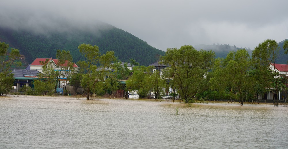Mưa lớn kéo dài khiến nhiều địa phương tại Quảng Trị ngập sâu - Ảnh 2. Mưa lớn kéo dài khiến nhiều địa phương tại Quảng Trị ngập sâu - Ảnh 2.