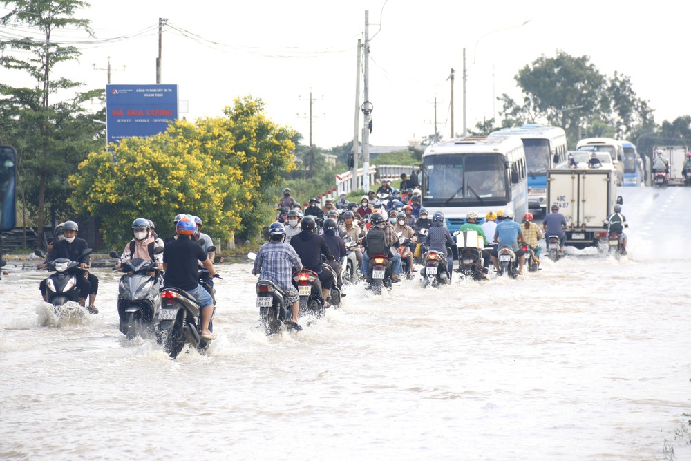 Quốc lộ 1A thuộc một số phường ven biển tỉnh Lâm Đồng tạm thời gián đoạn lưu thông do bị ngập sâu - Ảnh 1. Quốc lộ 1A thuộc một số phường ven biển tỉnh Lâm Đồng tạm thời gián đoạn lưu thông do bị ngập sâu - Ảnh 1.