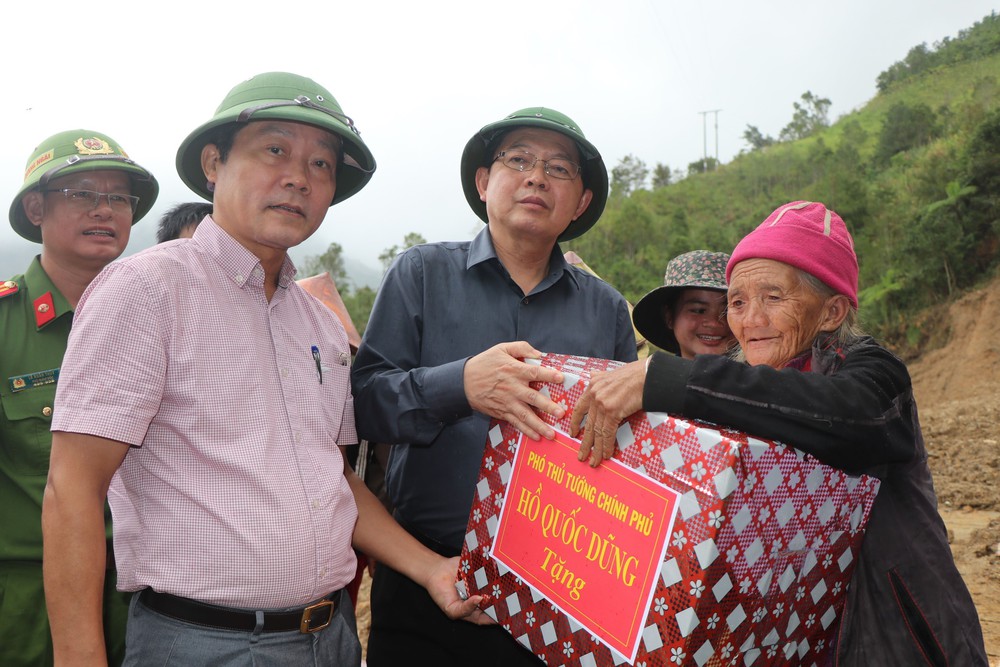 Phó Thủ tướng Hồ Quốc Dũng: Khẩn trương đưa lương thực, thực phẩm đến nơi bị cô lập - Ảnh 1.