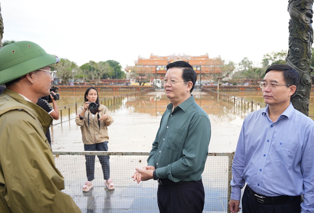 Phó Thủ tướng Mai Văn Chính kiểm tra tình hình ngập lụt tại Đại Nội Huế - Ảnh 1. Phó Thủ tướng Mai Văn Chính kiểm tra tình hình ngập lụt tại Đại Nội Huế - Ảnh 1.