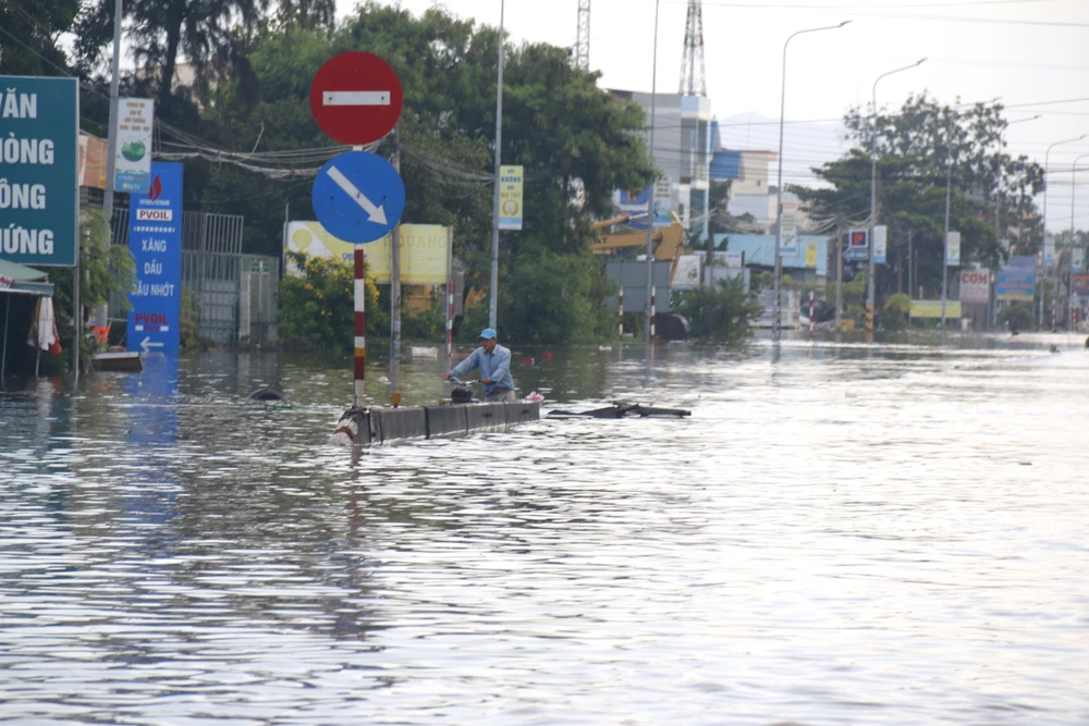 Quốc lộ 1A thuộc một số phường ven biển tỉnh Lâm Đồng tạm thời gián đoạn lưu thông do bị ngập sâu - Ảnh 2. Quốc lộ 1A thuộc một số phường ven biển tỉnh Lâm Đồng tạm thời gián đoạn lưu thông do bị ngập sâu - Ảnh 2.