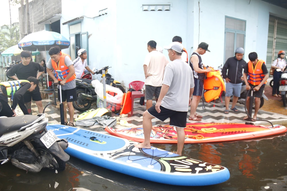 Quốc lộ 1A thuộc một số phường ven biển tỉnh Lâm Đồng tạm thời gián đoạn lưu thông do bị ngập sâu - Ảnh 5. Quốc lộ 1A thuộc một số phường ven biển tỉnh Lâm Đồng tạm thời gián đoạn lưu thông do bị ngập sâu - Ảnh 5.