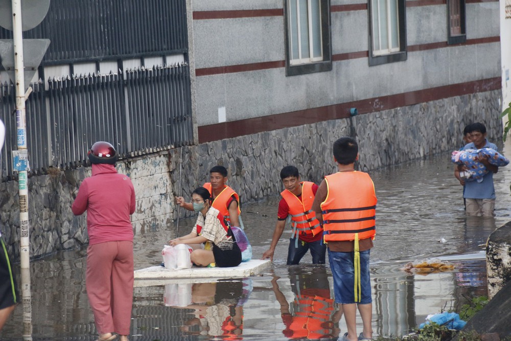 Quốc lộ 1A thuộc một số phường ven biển tỉnh Lâm Đồng tạm thời gián đoạn lưu thông do bị ngập sâu - Ảnh 4. Quốc lộ 1A thuộc một số phường ven biển tỉnh Lâm Đồng tạm thời gián đoạn lưu thông do bị ngập sâu - Ảnh 4.