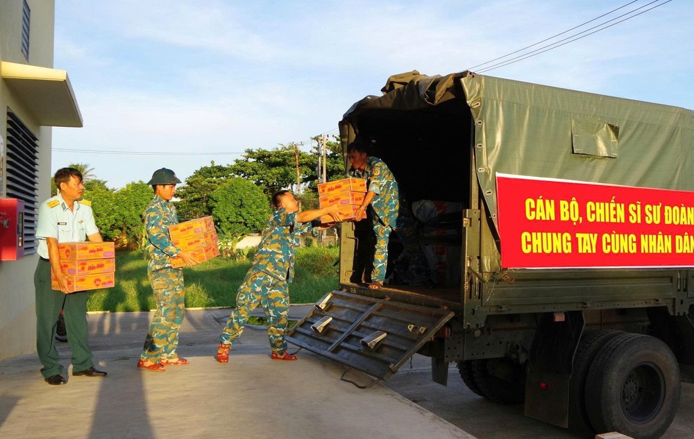 Tiếp tục vận động, ủng hộ đồng bào bị thiệt hại do cơn bão số 11, 12 và mưa lũ gây ra - Ảnh 2. Tiếp tục vận động, ủng hộ đồng bào bị thiệt hại do cơn bão số 11, 12 và mưa lũ gây ra - Ảnh 2.