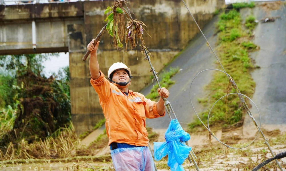 Dồn lực khắc phục hậu quả mưa lũ miền Trung, sẵn sàng ứng phó đợt mưa lớn mới - Ảnh 1. Dồn lực khắc phục hậu quả mưa lũ miền Trung, sẵn sàng ứng phó đợt mưa lớn mới - Ảnh 1.