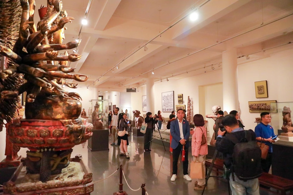 Trải nghiệm "Đêm bảo tàng" tại Bảo tàng Mỹ thuật Việt Nam - Ảnh 4. Trải nghiệm "Đêm bảo tàng" tại Bảo tàng Mỹ thuật Việt Nam - Ảnh 4.