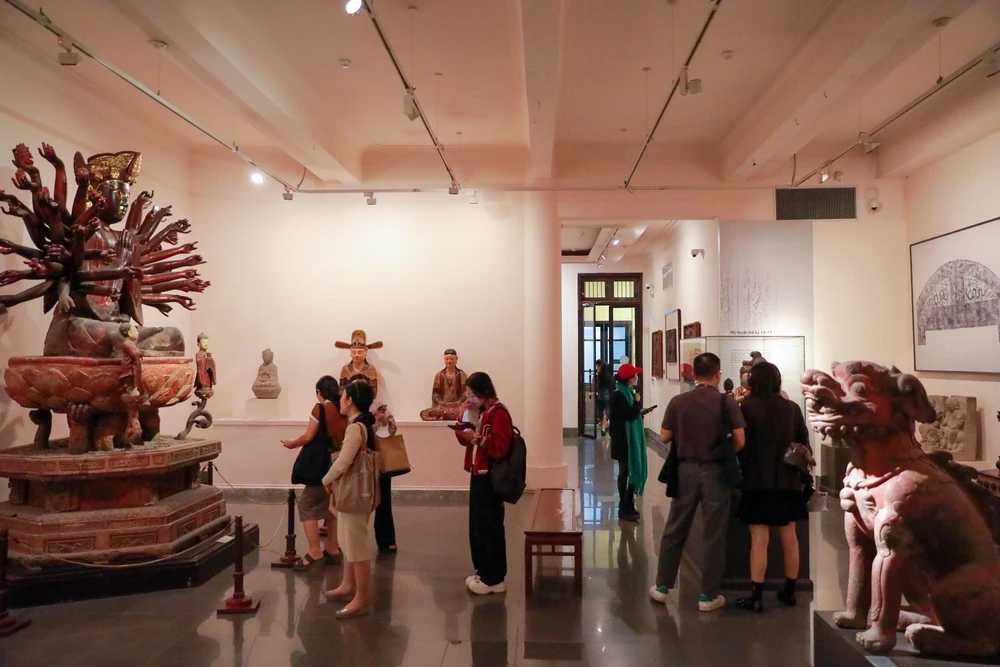 Trải nghiệm "Đêm bảo tàng" tại Bảo tàng Mỹ thuật Việt Nam - Ảnh 5. Trải nghiệm "Đêm bảo tàng" tại Bảo tàng Mỹ thuật Việt Nam - Ảnh 5.