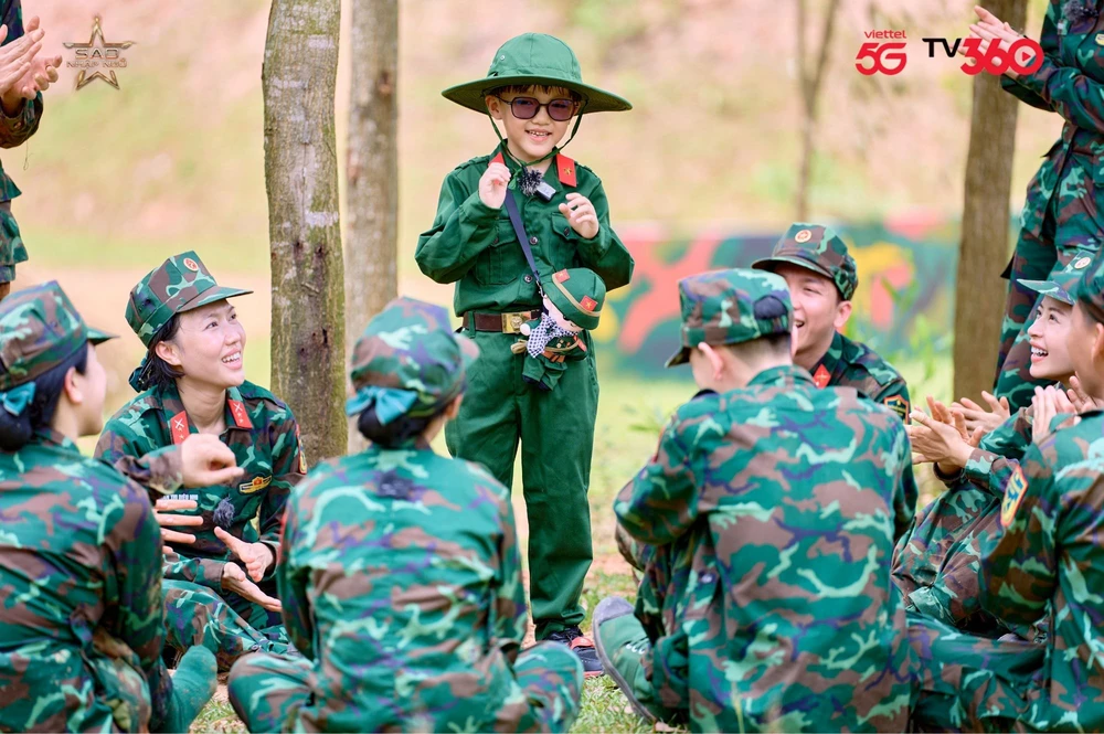 Rapper nhí Xệ Xệ bất ngờ xuất hiện tại &quot;Sao nhập ngũ 2025&quot; - Ảnh 3.