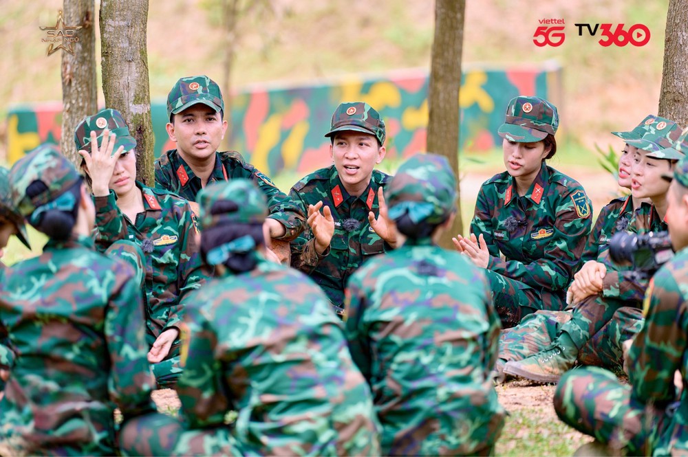 Rapper nhí Xệ Xệ bất ngờ xuất hiện tại &quot;Sao nhập ngũ 2025&quot; - Ảnh 1.
