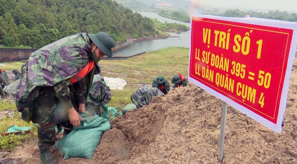 Ứng phó bão số 11: Các địa phương gấp rút kiểm đếm tàu thuyền, bảo vệ đê điều và sản xuất - Ảnh 2.