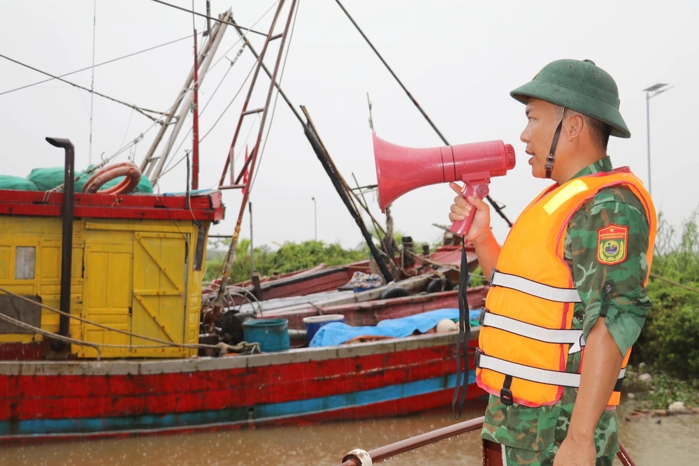 Ứng phó bão số 11: Các địa phương gấp rút kiểm đếm tàu thuyền, bảo vệ đê điều và sản xuất - Ảnh 3.