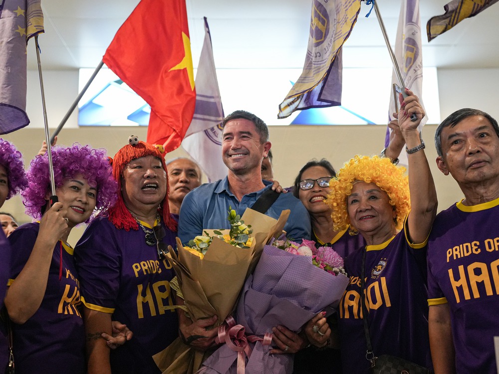 HLV Hà Nội FC, Harry Kewell được chào đón nồng nhiệt khi sang Việt Nam - Ảnh 2.
