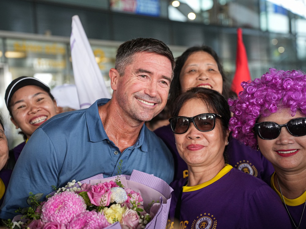 HLV Hà Nội FC, Harry Kewell được chào đón nồng nhiệt khi sang Việt Nam - Ảnh 1.