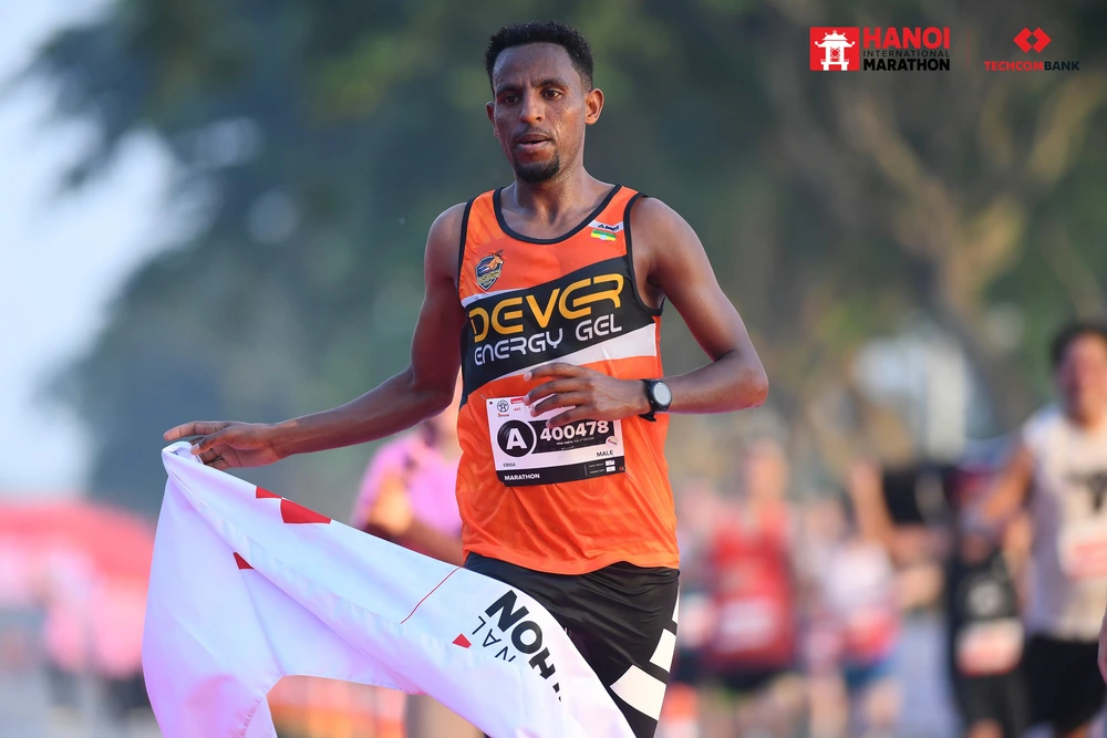 Chân chạy Ethiopia Kure Takere Ebisa vượt qua tất cả để về đích đầu tiên ở cự ly 42km của nam tại giải Techcombank Hanoi International Marathon 2025 với thời gian 2 giờ 29 phút 35 giây.