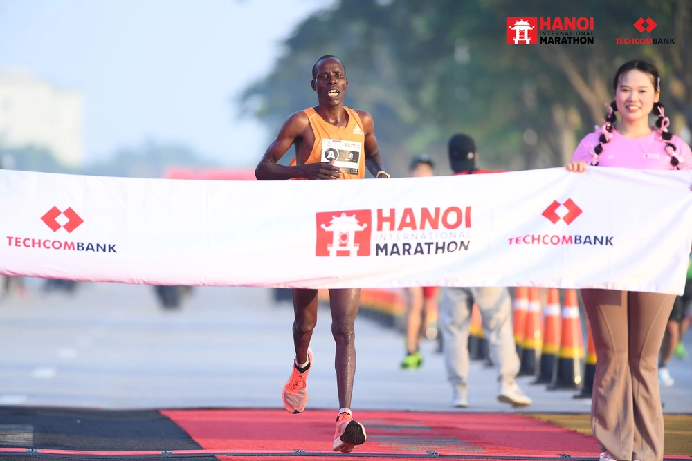 Chân chạy Kenya Lylan Kennedy về nhì ở cự ly 42km của nam với thời gian 2 giờ 30 phút 28