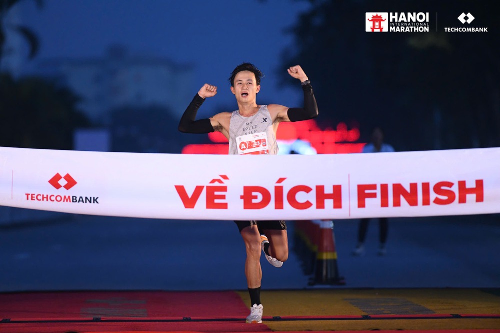 Nguyễn Trung Cường vô địch cự ly 21km của nam giải Techcombank Hanoi International Marathon 2025