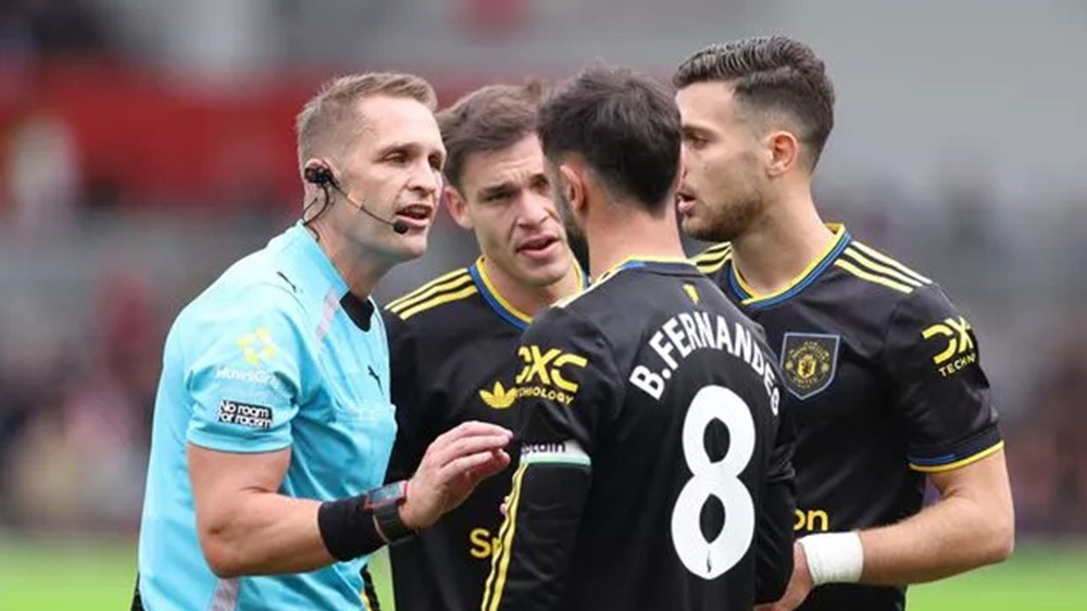 MU mất oan cơ hội lội ngược dòng, tổ trọng tài nhận sai sau trận gặp Brentford - Ảnh 2.