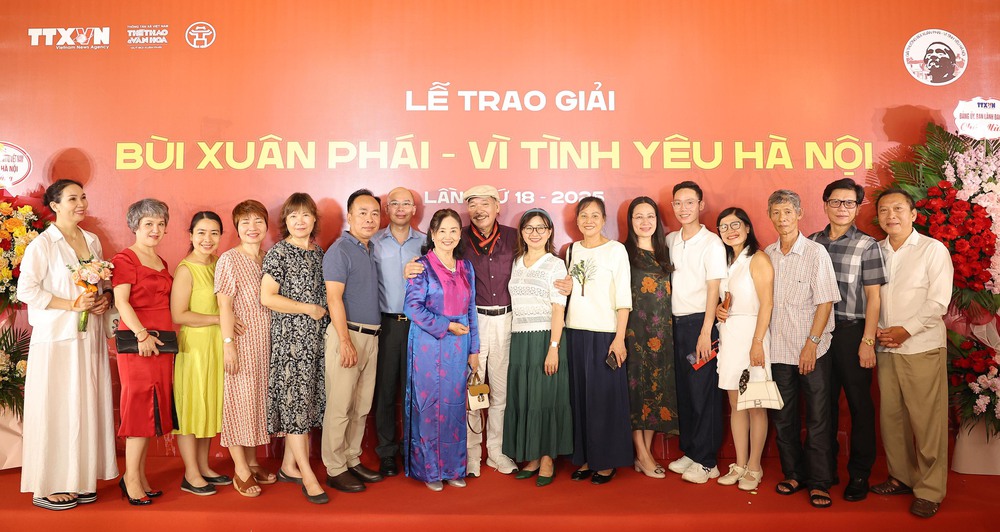 &quot;Dư âm&quot; Giải Bùi Xuân Phái - Vì tình yêu Hà Nội 2025: Hà Nội đón &quot;chàng lãng tử du ca&quot; Trần Tiến - Ảnh 4.