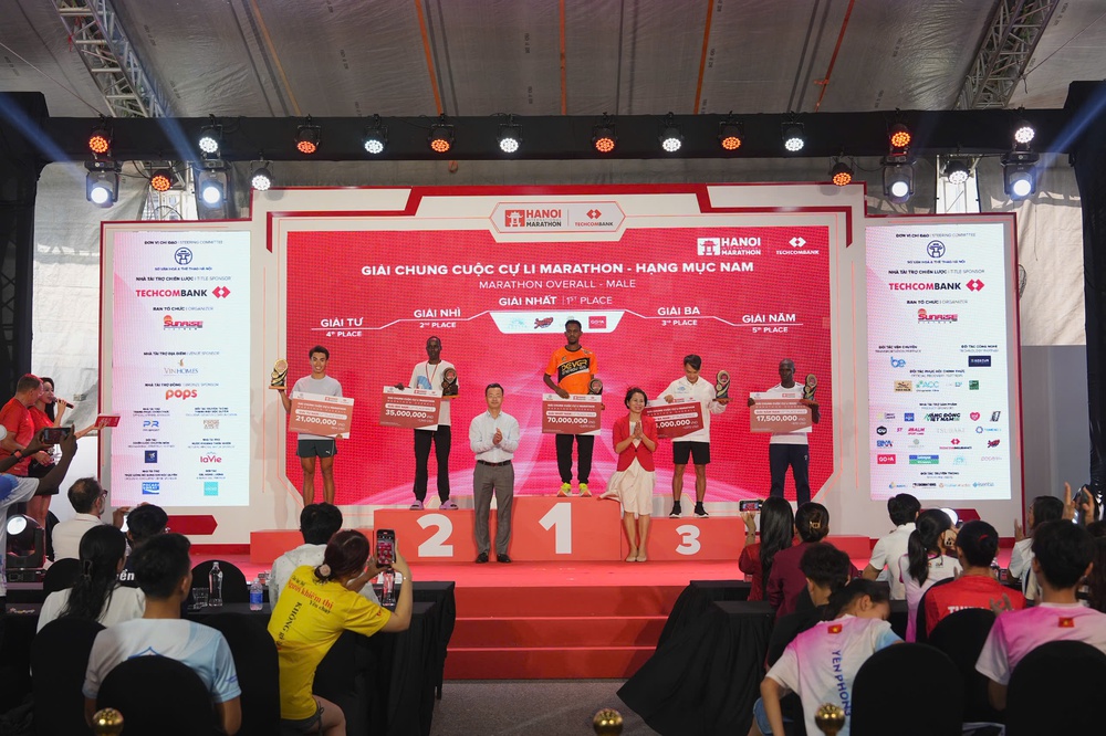 Kết thúc Giải Marathon quốc tế Hà Nội Techcombank 2025 - Ảnh 2.
