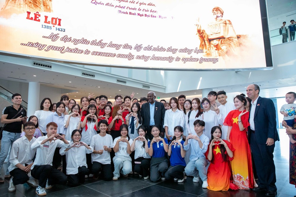 vnapotalchutichquochoicubathambaotanglichsuquansuvietnam8318434-17596528645161097033909.jpg