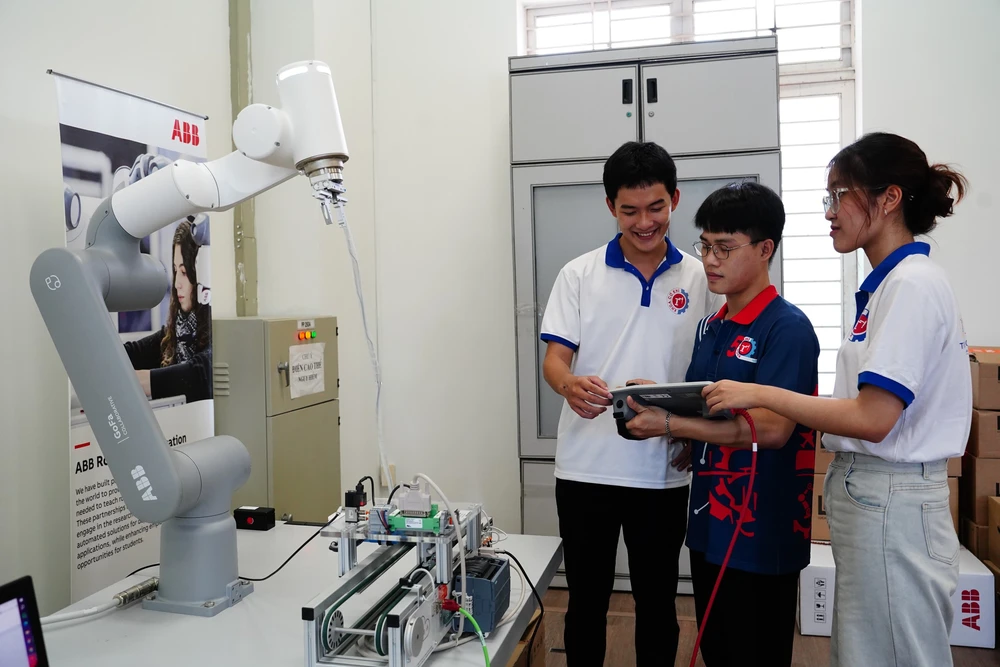 Thận trọng, bài bản, quyết liệt trong sắp xếp cơ sở giáo dục đại học, nghề nghiệp - Ảnh 2.